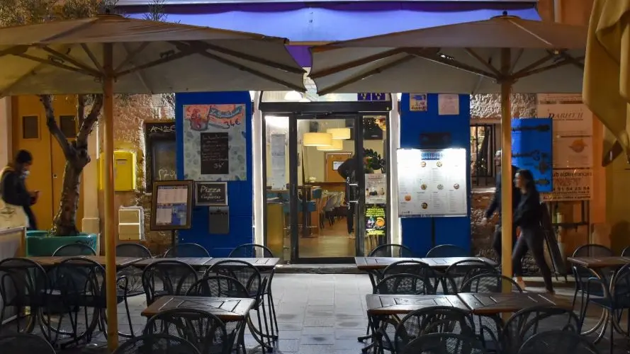 devanture éclairée de nuit