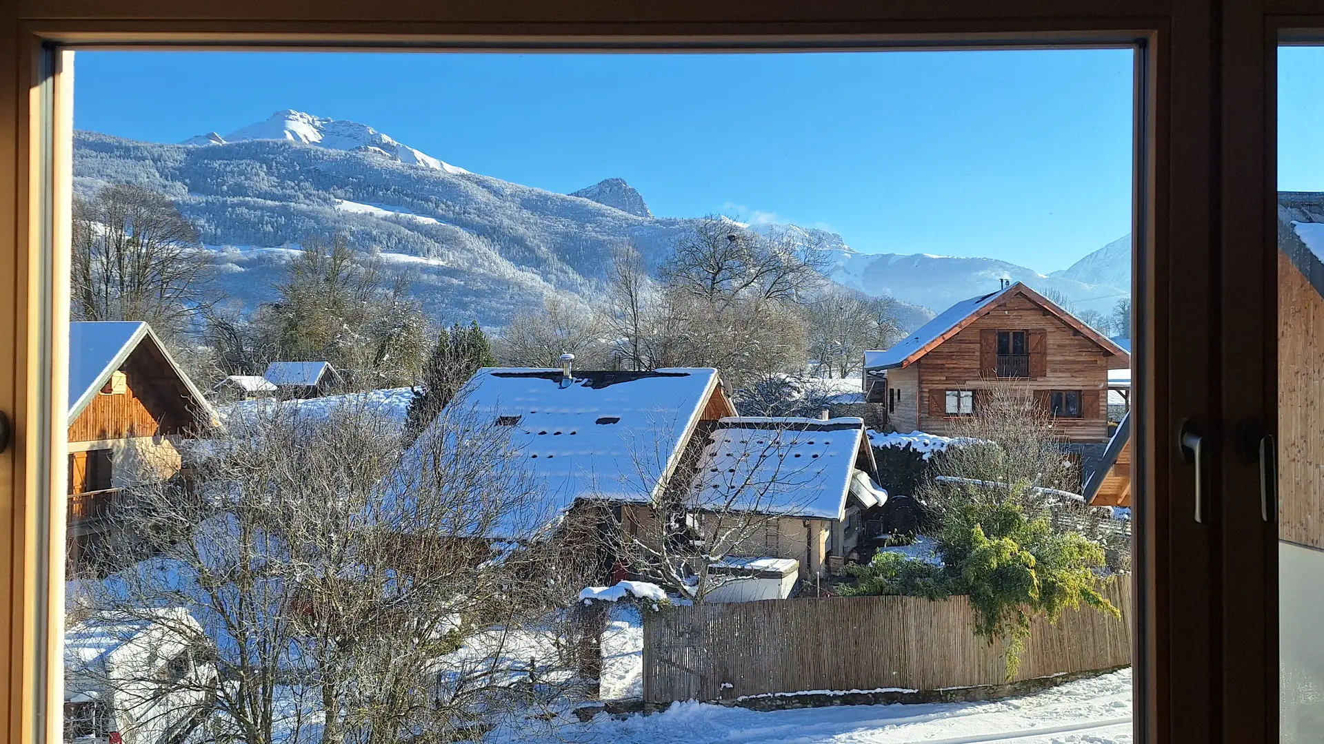 Vue sur les montagnes enneigées