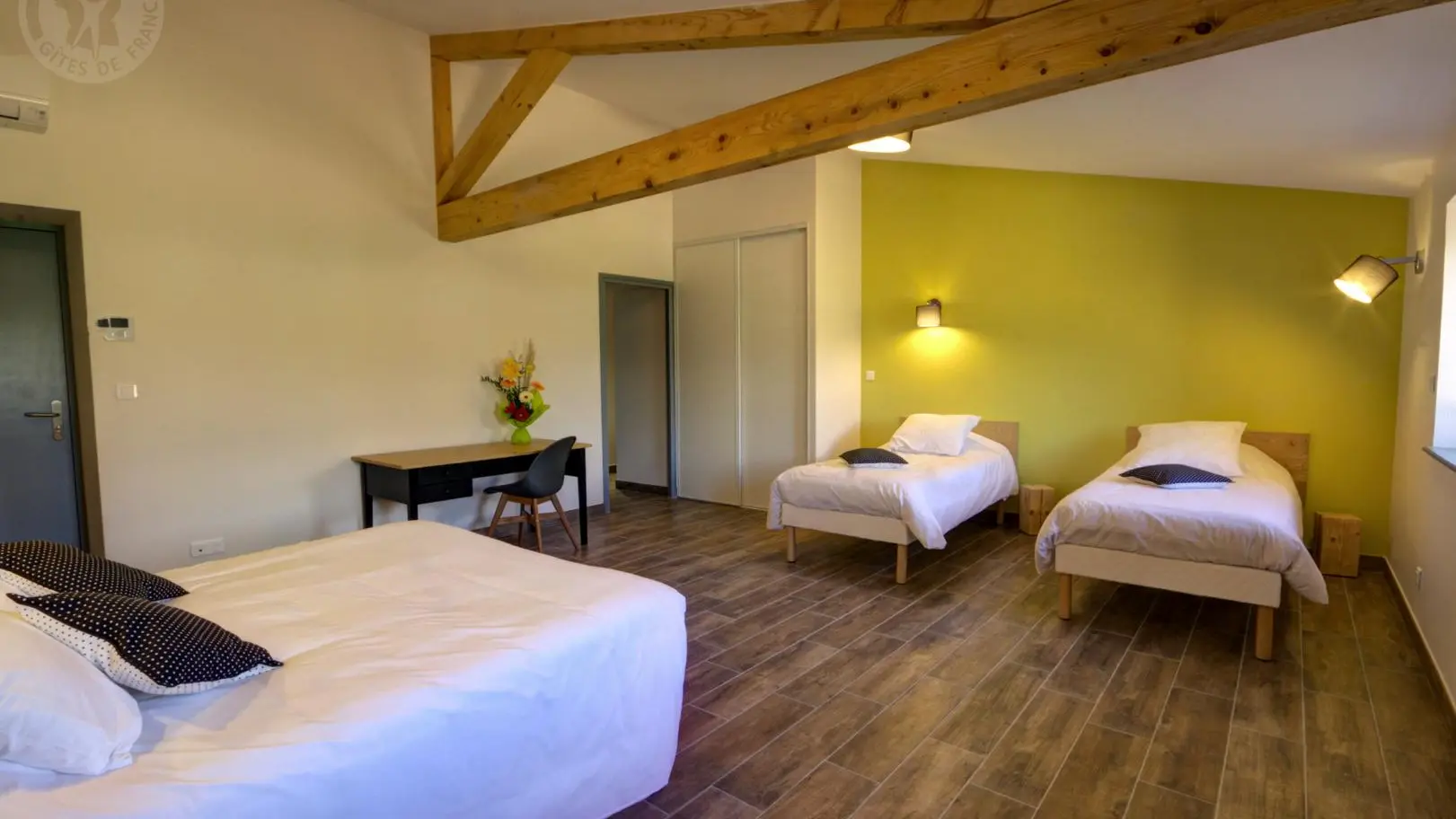 Chambre La Soie : 2 lits 90 et 1 lit 140. Sanitaires complets et privatifs.