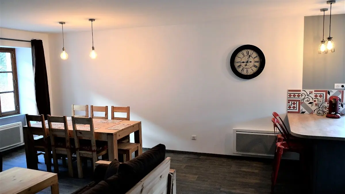 Spacieux appartement aménagé avec charme, au cœur du village-Côté séjour