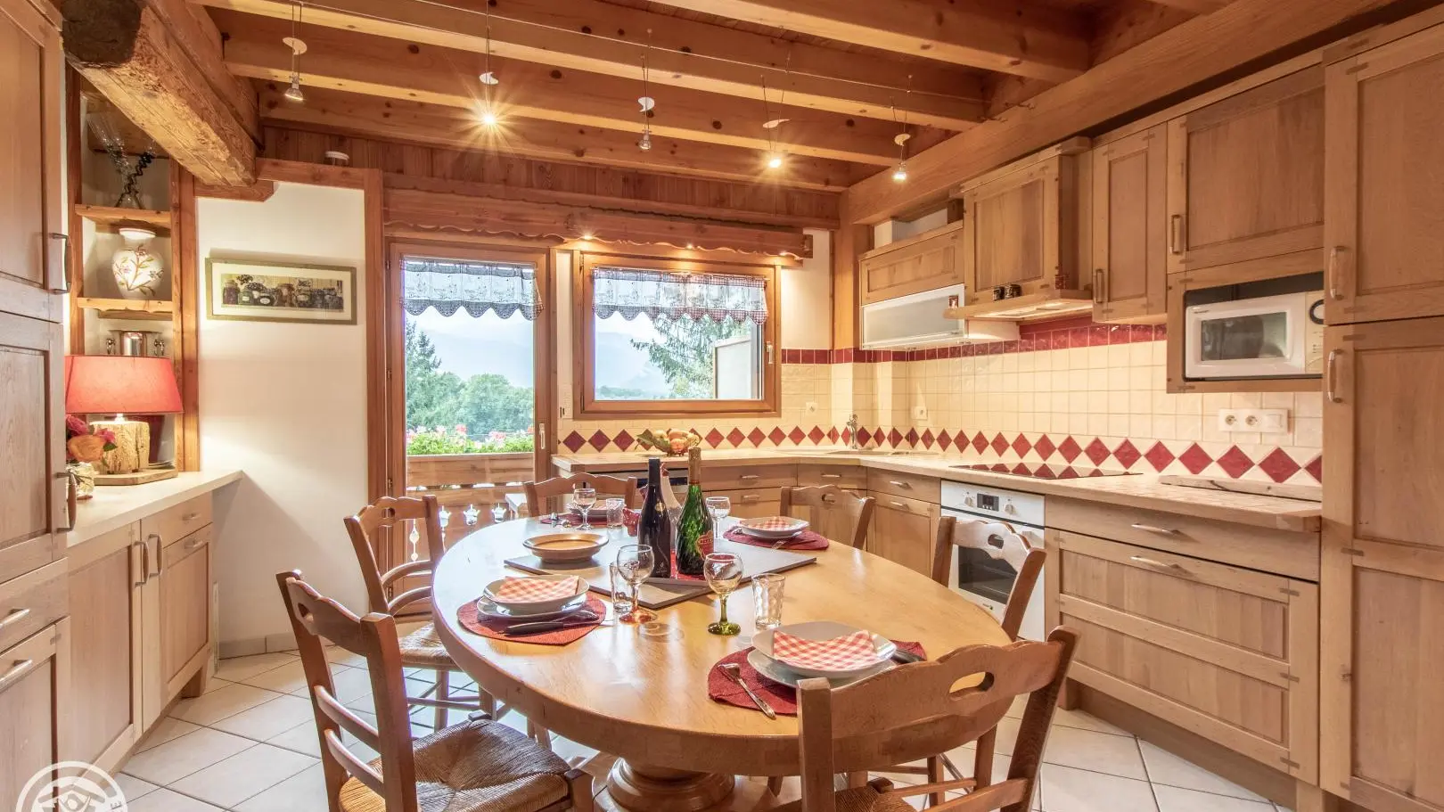 Espace repas entre la cuisine et l'espace détente