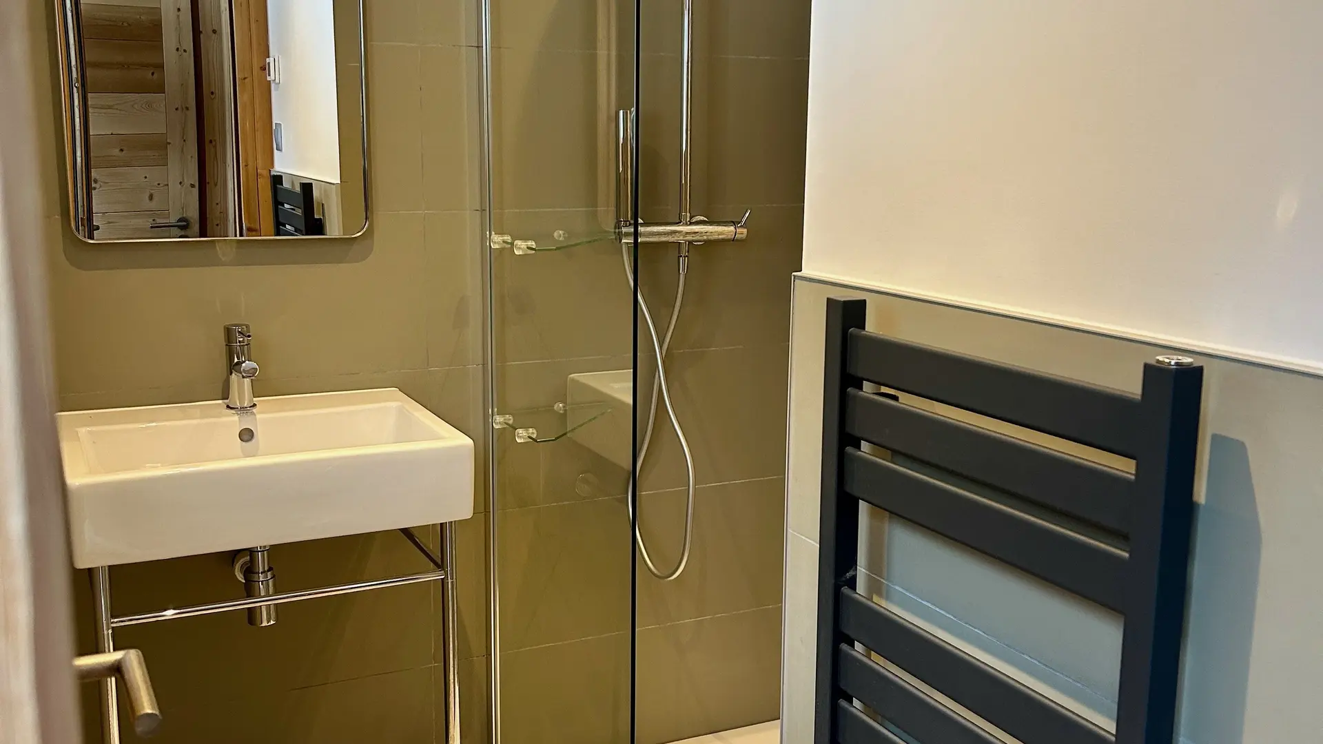 Salle de bain avec douche