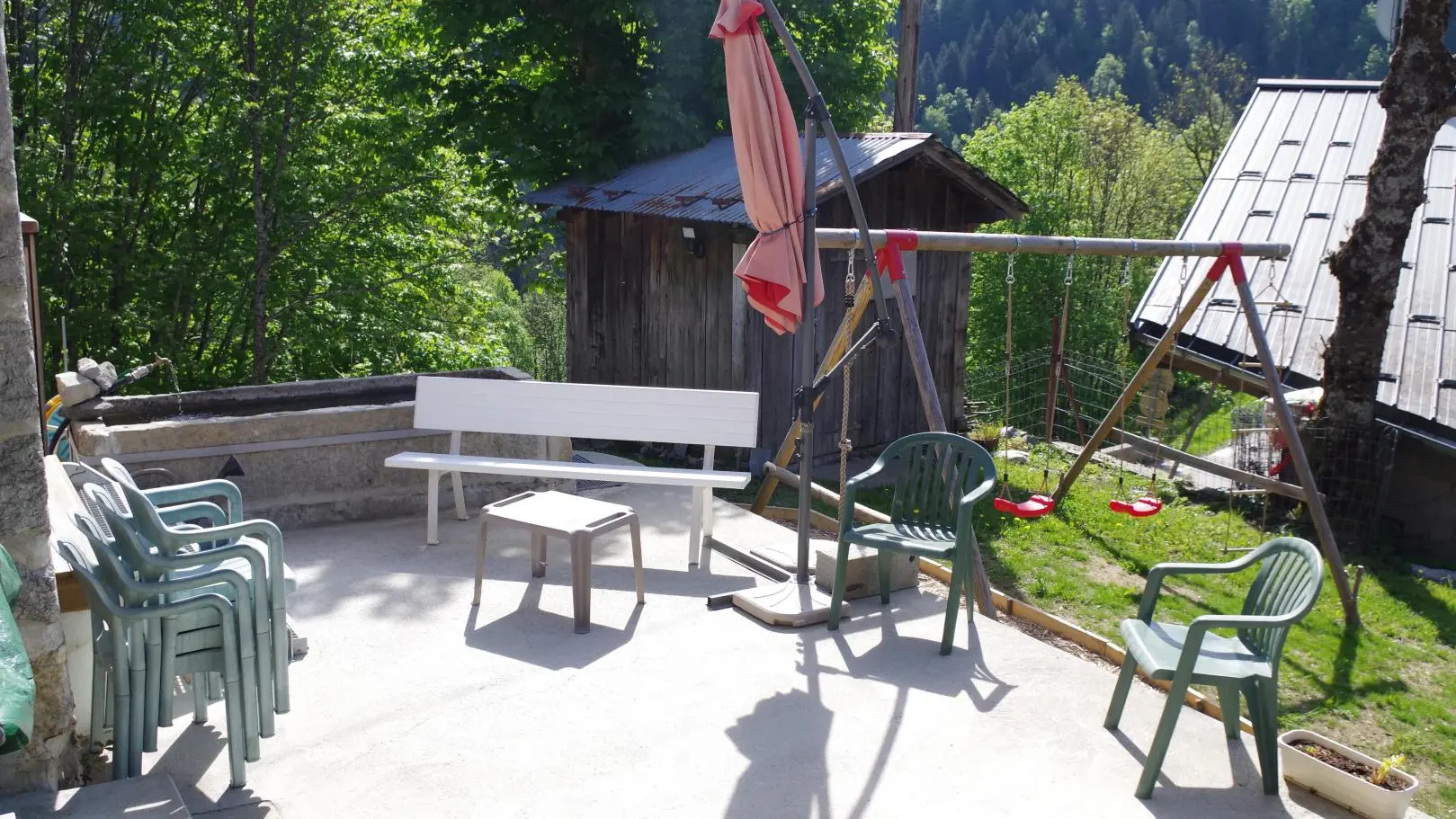 TERRASSE ACCES A LA FONTAINE ET JEUX D'ENFANTS