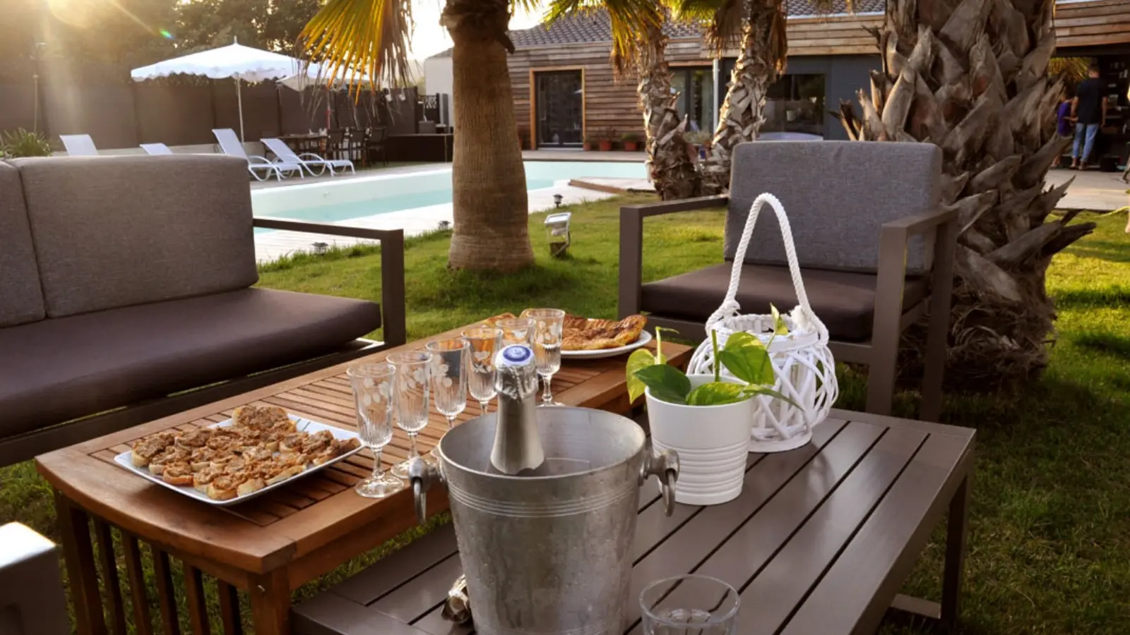 Apéritif sur la terrasse chambres d'hôtes Villa Carroubier à La Londe les Maures