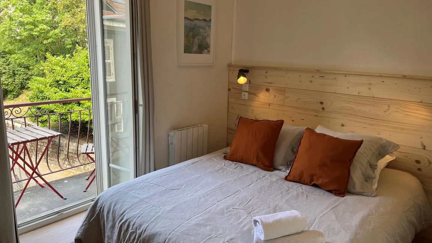 Chambre avec lit double et balcon.