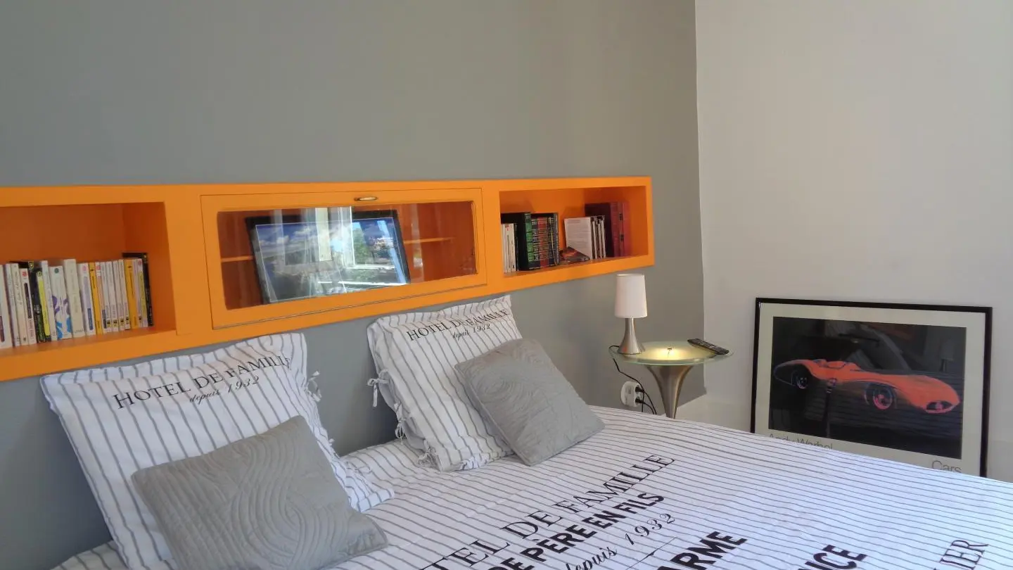 Chambre Orange : 1 lit 160 avec sanitaires complets et privatifs.