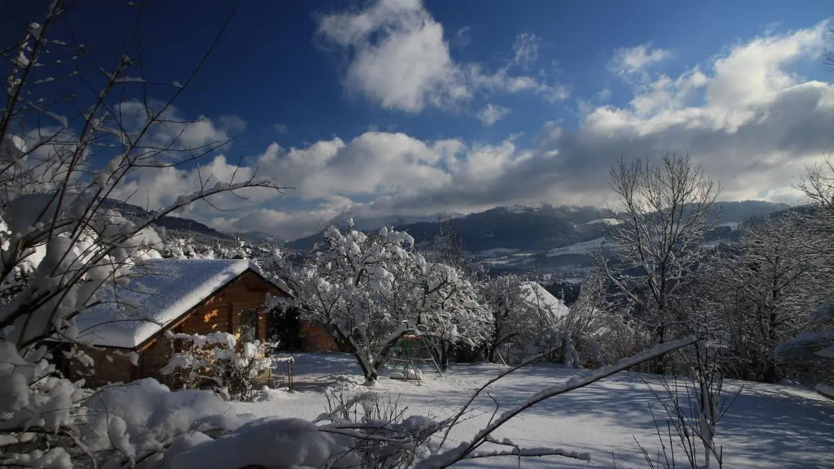 Le jardin en hiver, vue de la terrasse du gîte