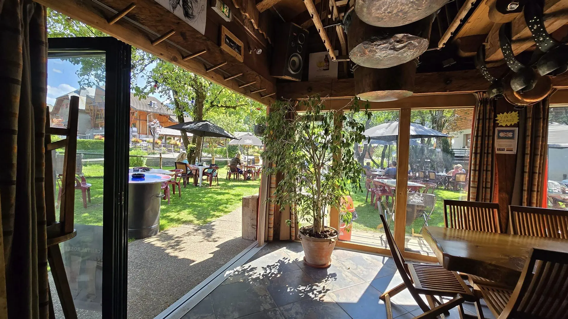 Salle de restaurant et vue terrasse