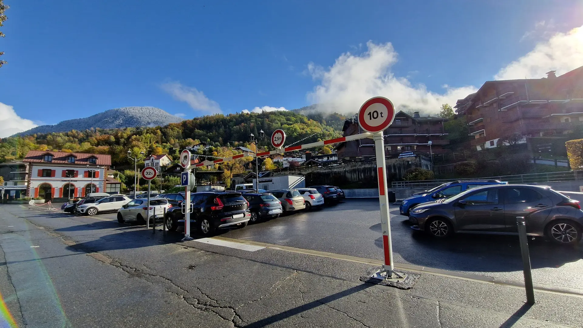 Entrée du parking extérieur de la gare du TMB