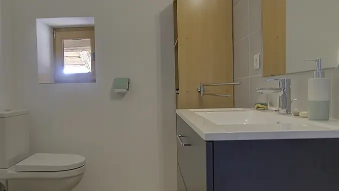 La salle d'eau avec cabine de douche et toilette.