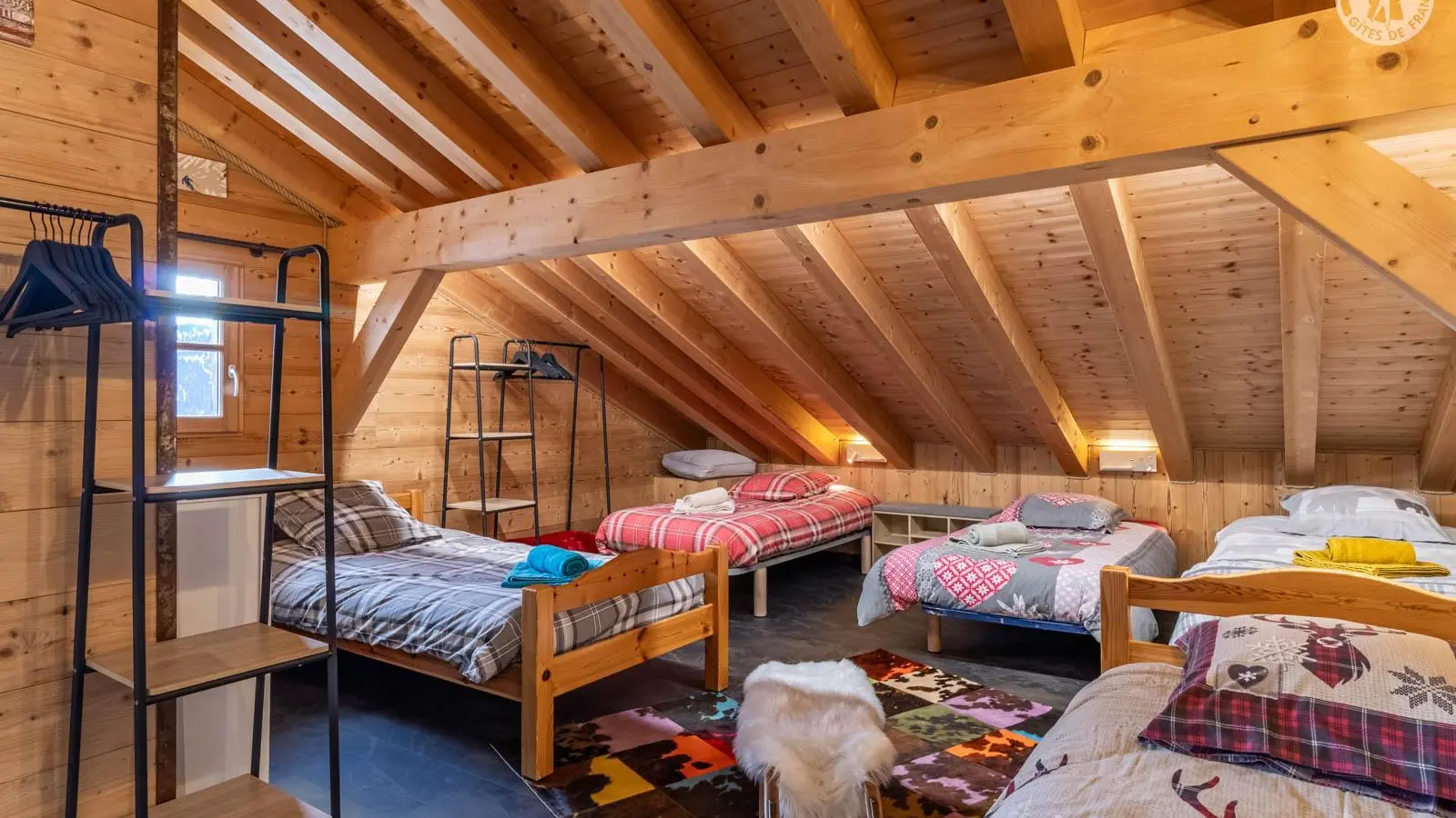 Chambre dortoir 5 lits simples avec télévision N° 4 niveau 2