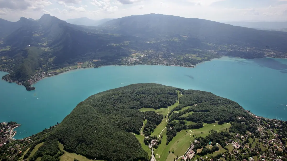Vue sur le Roc de Chère et le lac d'Annecy