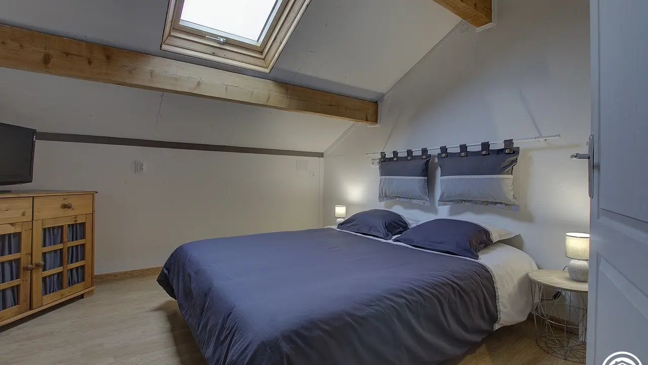 chambre parentale
lit 190x160 avec salle de bain.
télé