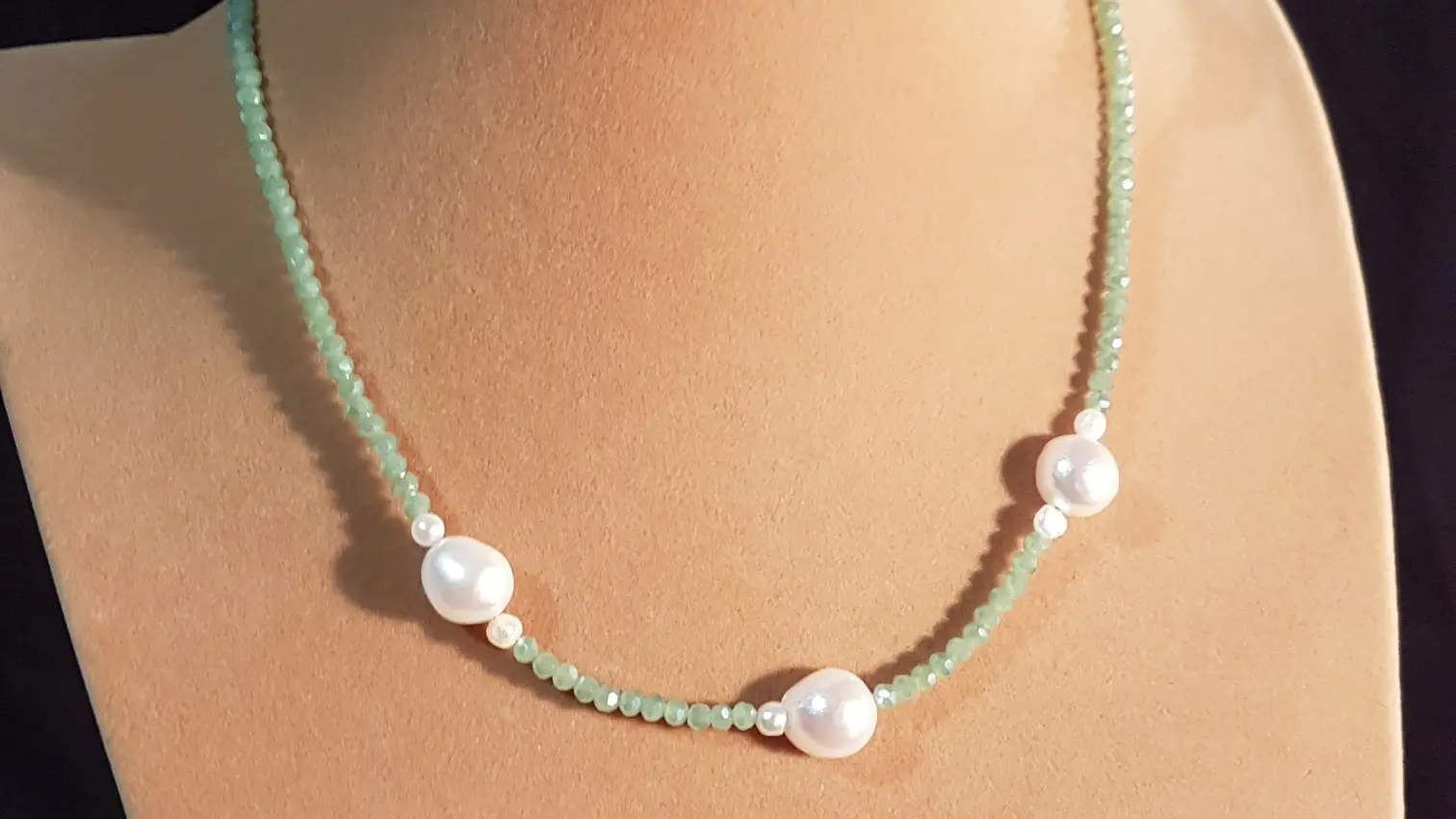 Fine green necklace and cultured pearl by Les Bijoux de Natascha