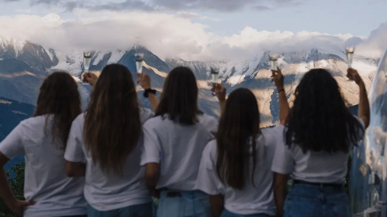 Filles face à la montagne