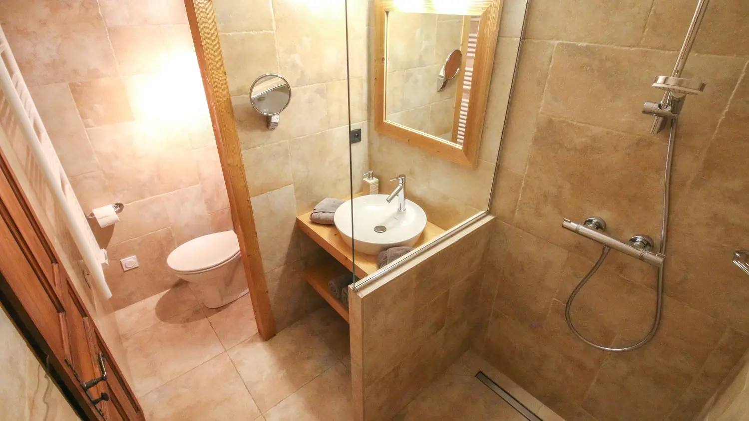 Douche, wastafel en toilet