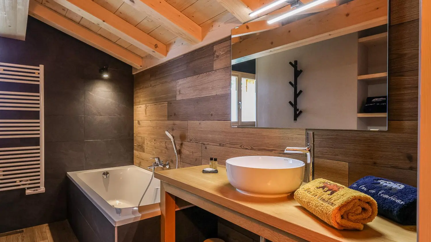 Salle de bains avec baignoire et douche à l'étage