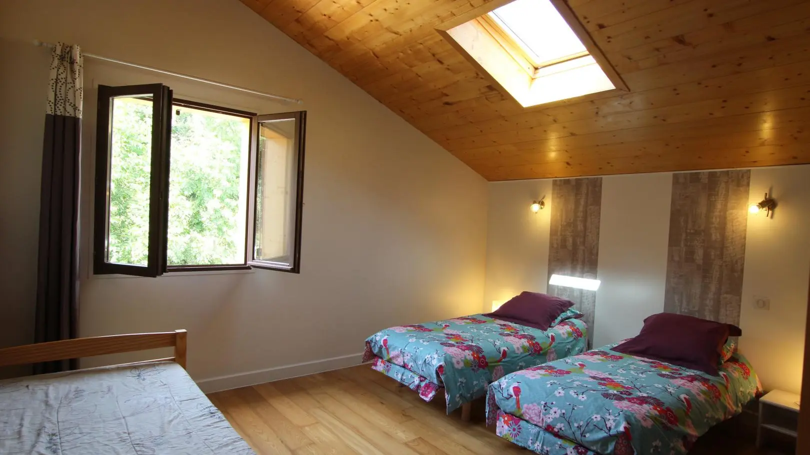 Chambre avec 2 lits 80cm jumelables (1 lit 160cm) et 1 lit 90cm.