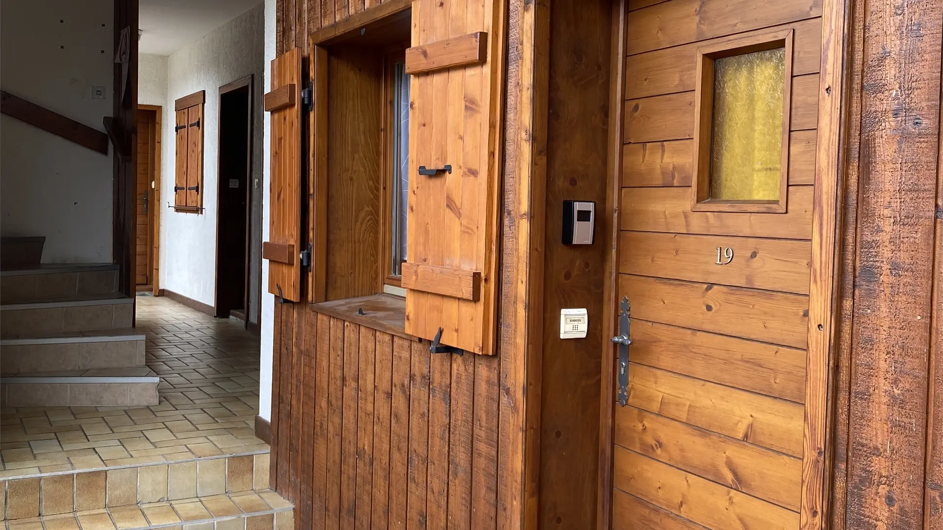 Entrée principale à l'arrière de la résidence