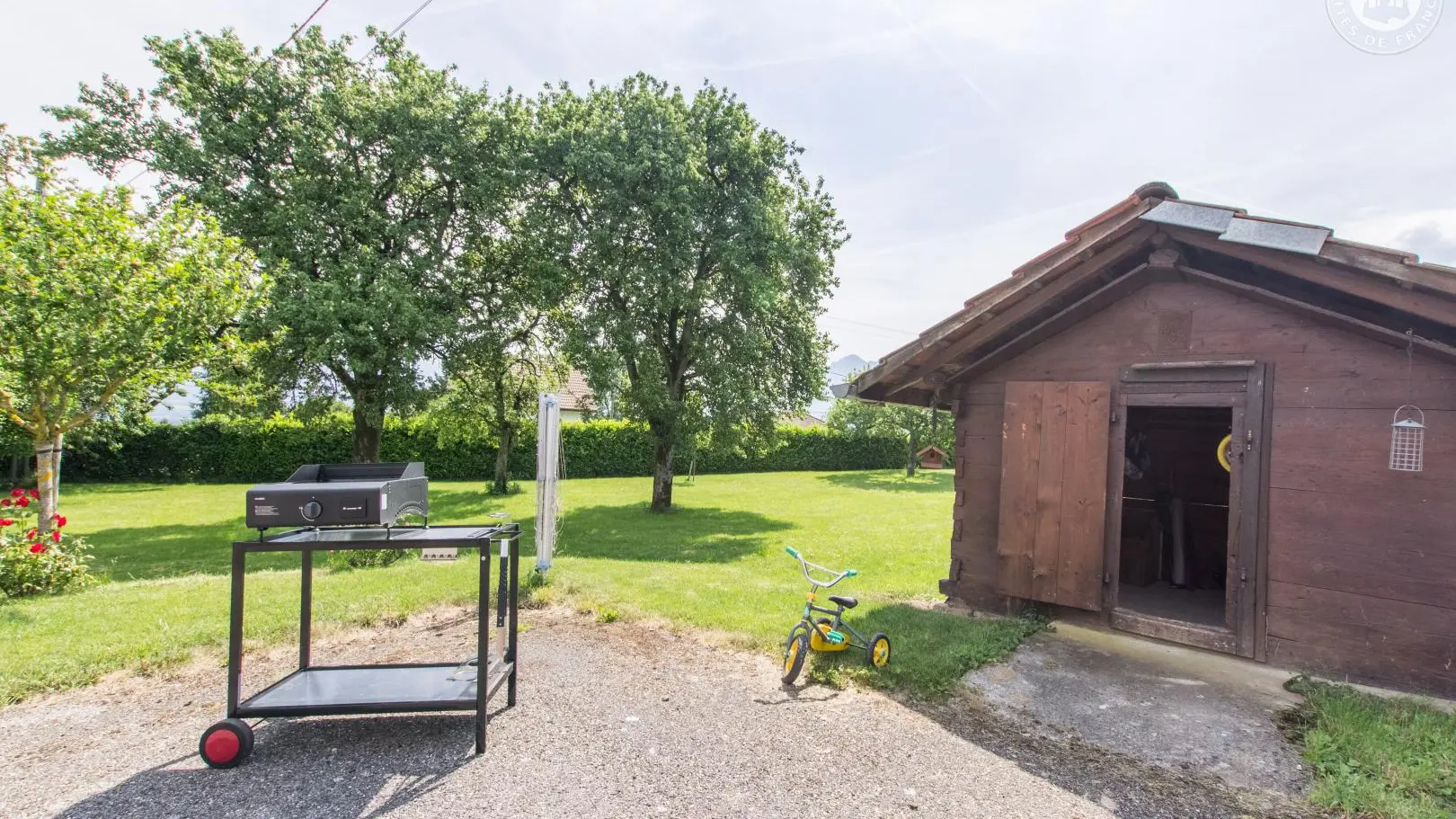 Petit chalet faisant office de local de rangement