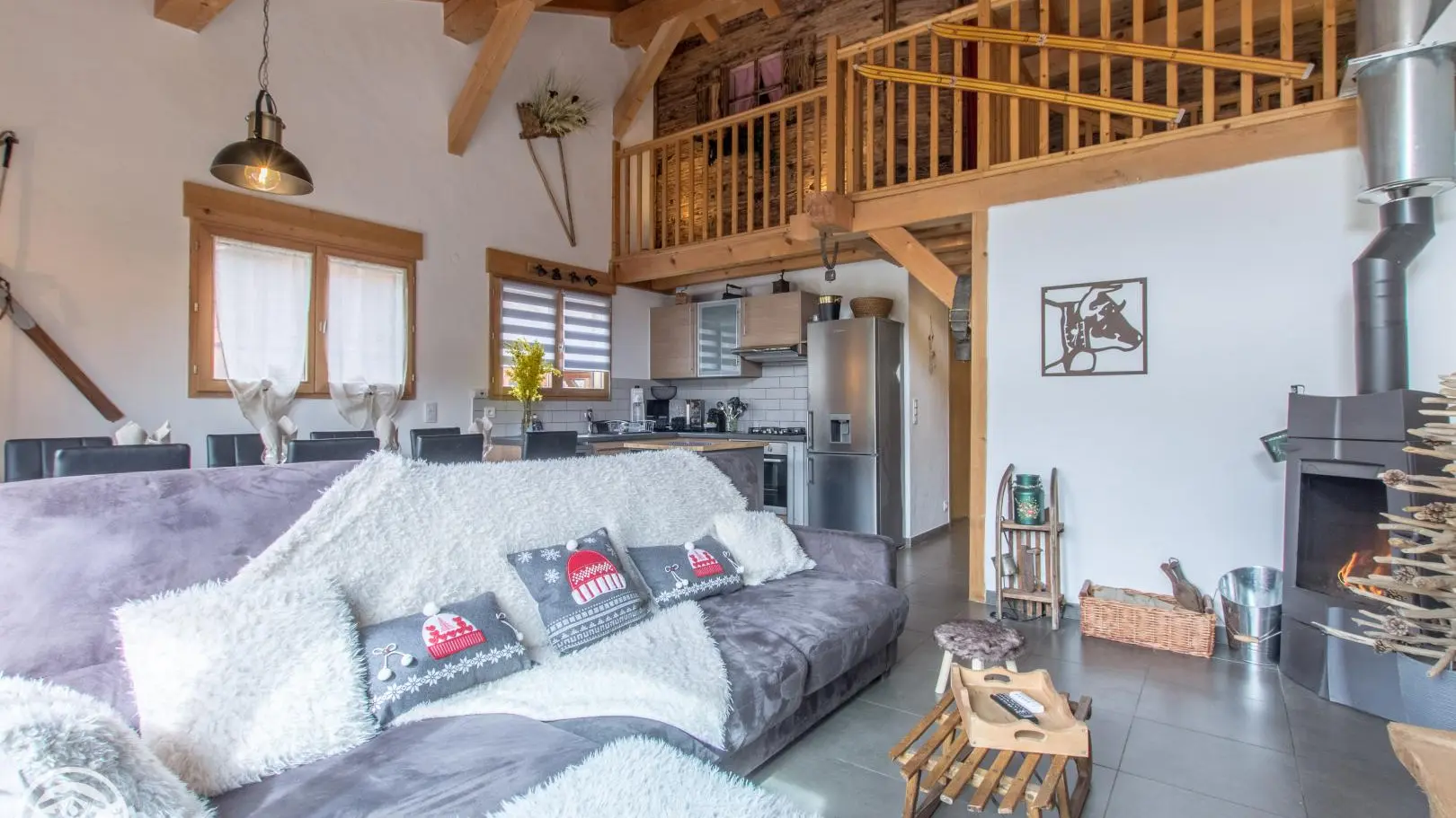 Mezzanine (accès à la chambre Refuge de Mayère) surplombant la cuisine