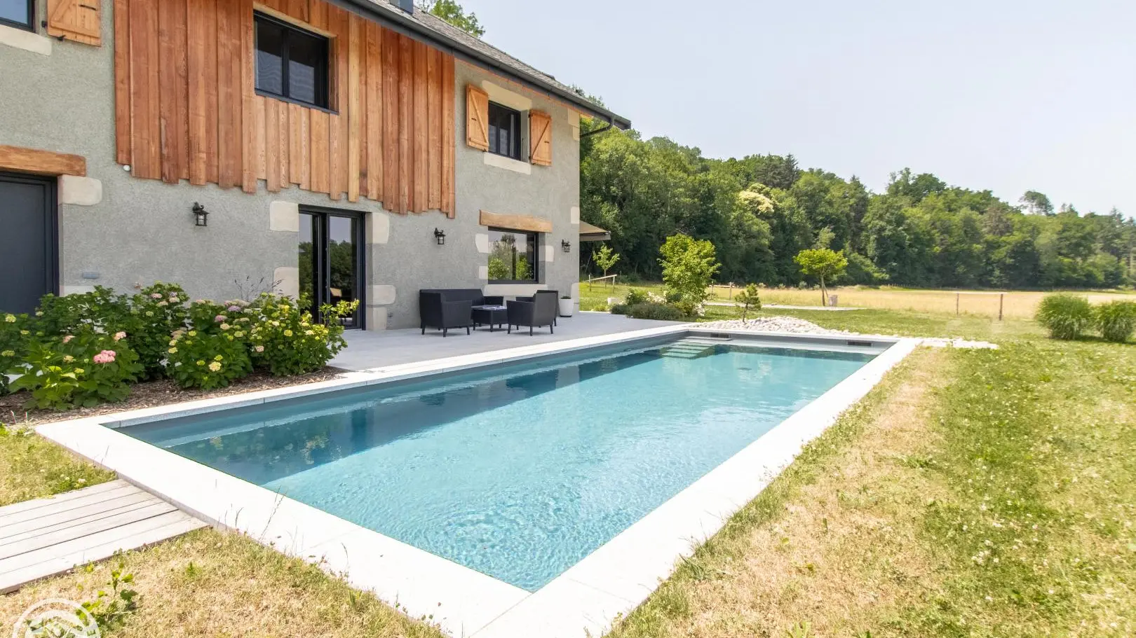 Piscine privative sécurisée de 11 x 4 m avec nage à contre-courant, chauffée de mai à fin septembre.