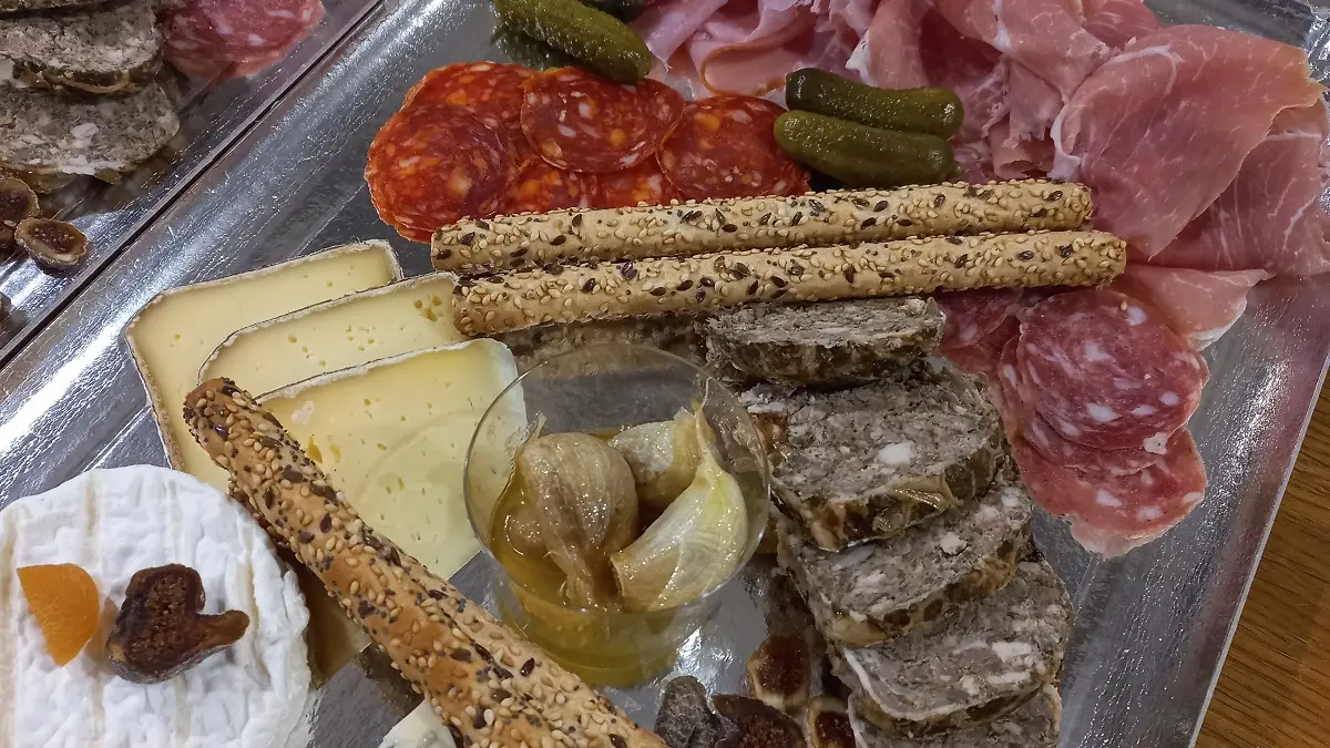 Plateau de fromage et charcuterie