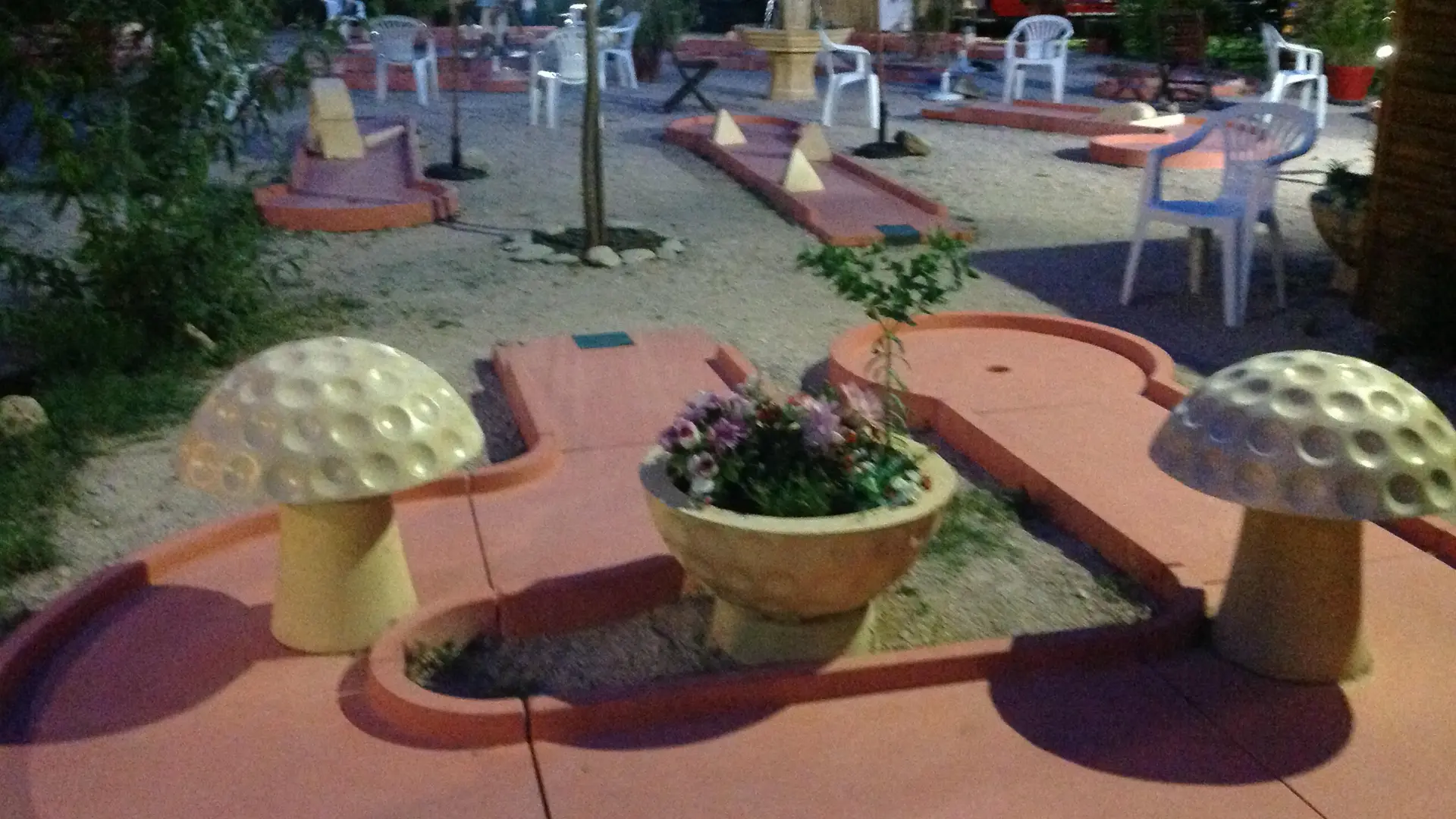 Le mini golf avec la fraicheur de la nuit