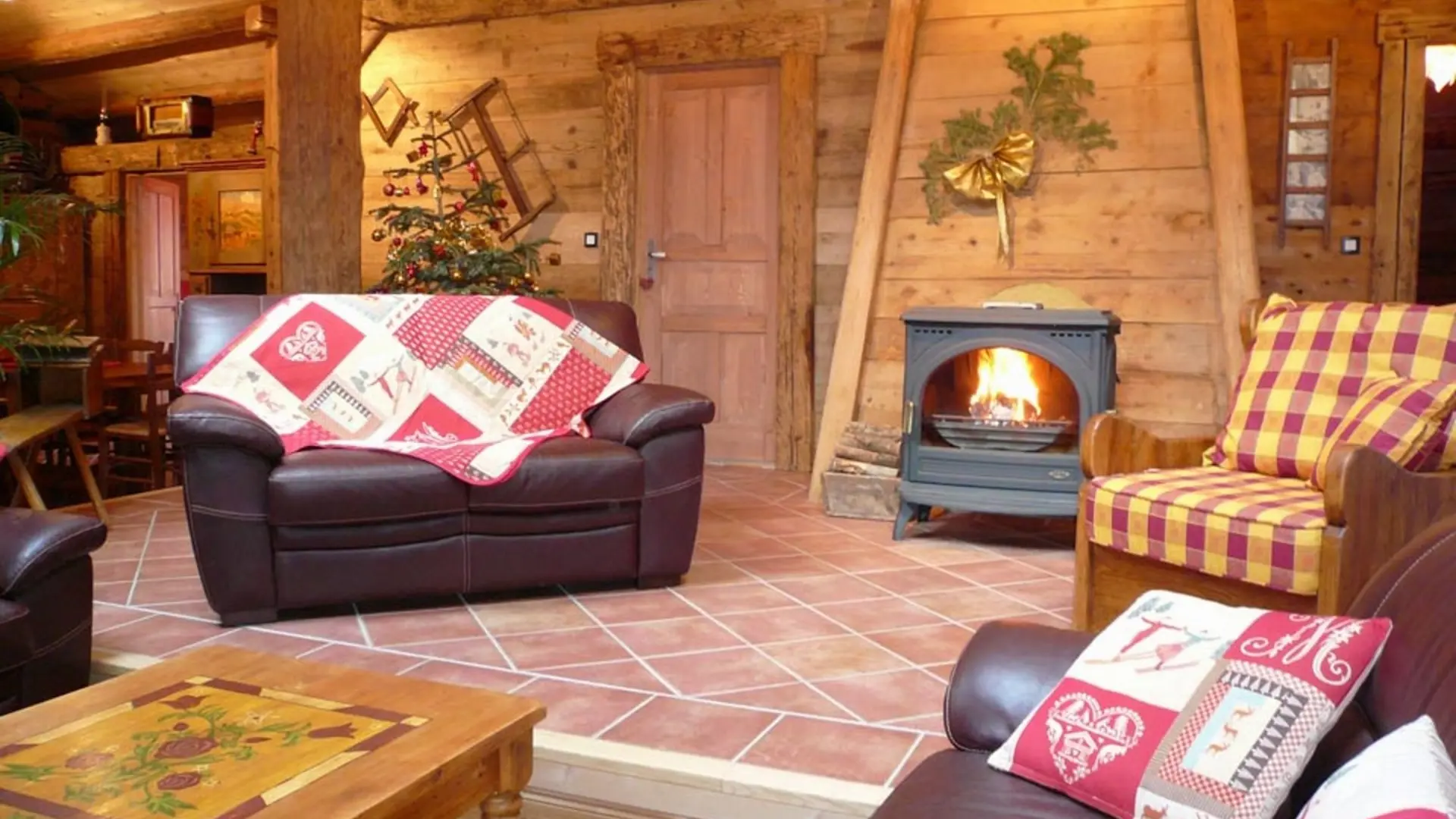 Séjour avec canapés et cheminée/Living room with sofas and a chimney-Au Bon Vieux Temps n°1-Le Grand-Bornand