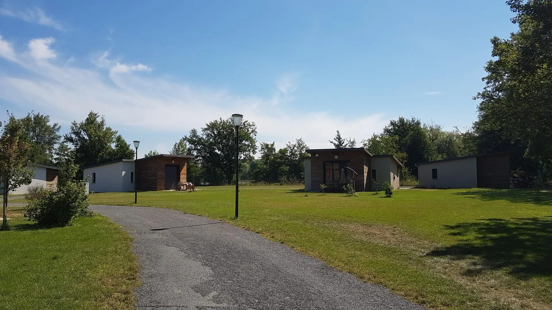 Le Domaine de Veauchette en Forez avec ses 10 chalets dont deux sur pilotis.