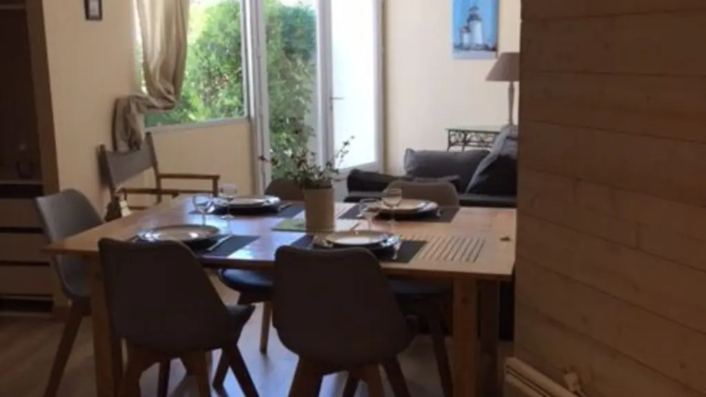 Espace repas et accès cour