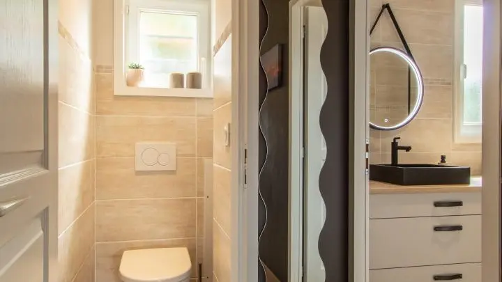 WC séparés et salle d'eau