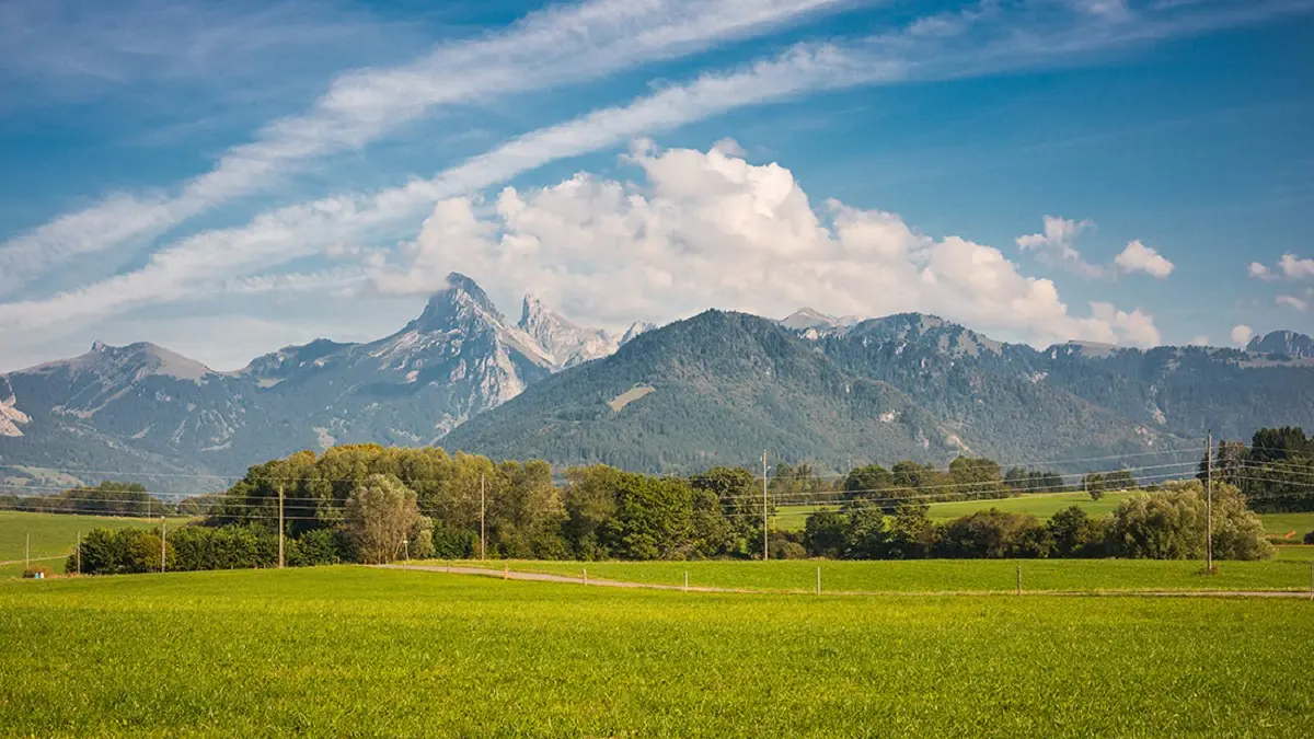 Vue sur la dent D'oche et les Mémises depuis Champeillant