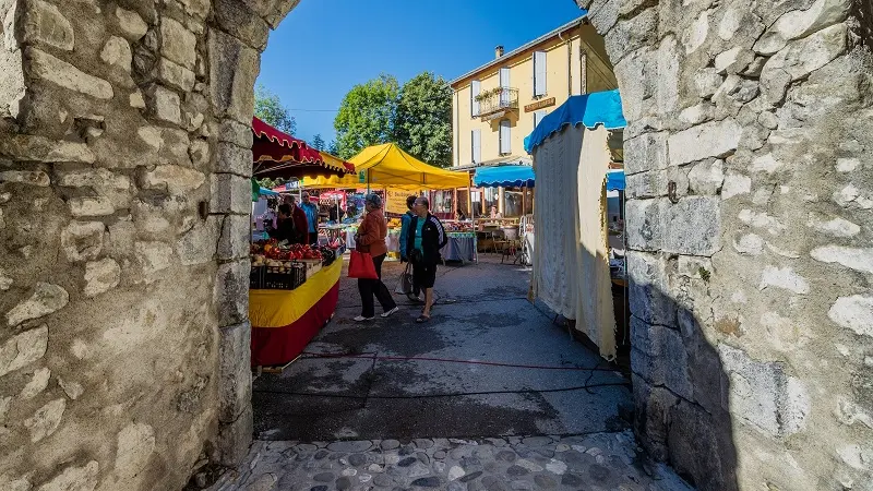 Porte de France et hôtel en arrière plan