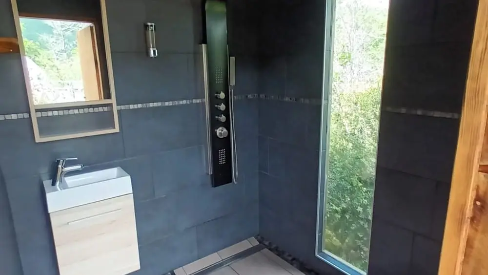 Sanitaires privées des bulles à ossature bois