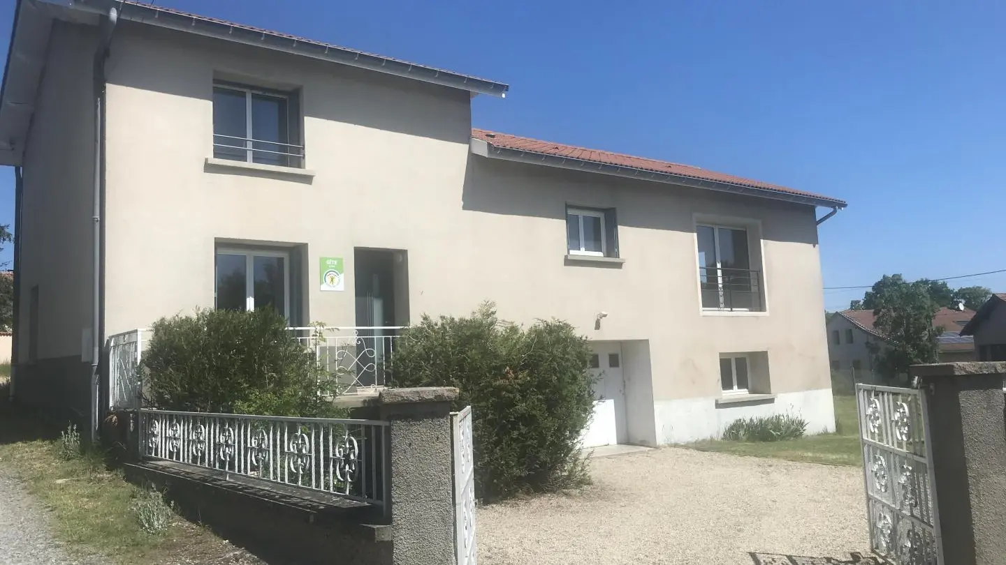 Face avant de la maison avec à gauche un chemin sans issue et devant, le chemin qui traverse le hameau.