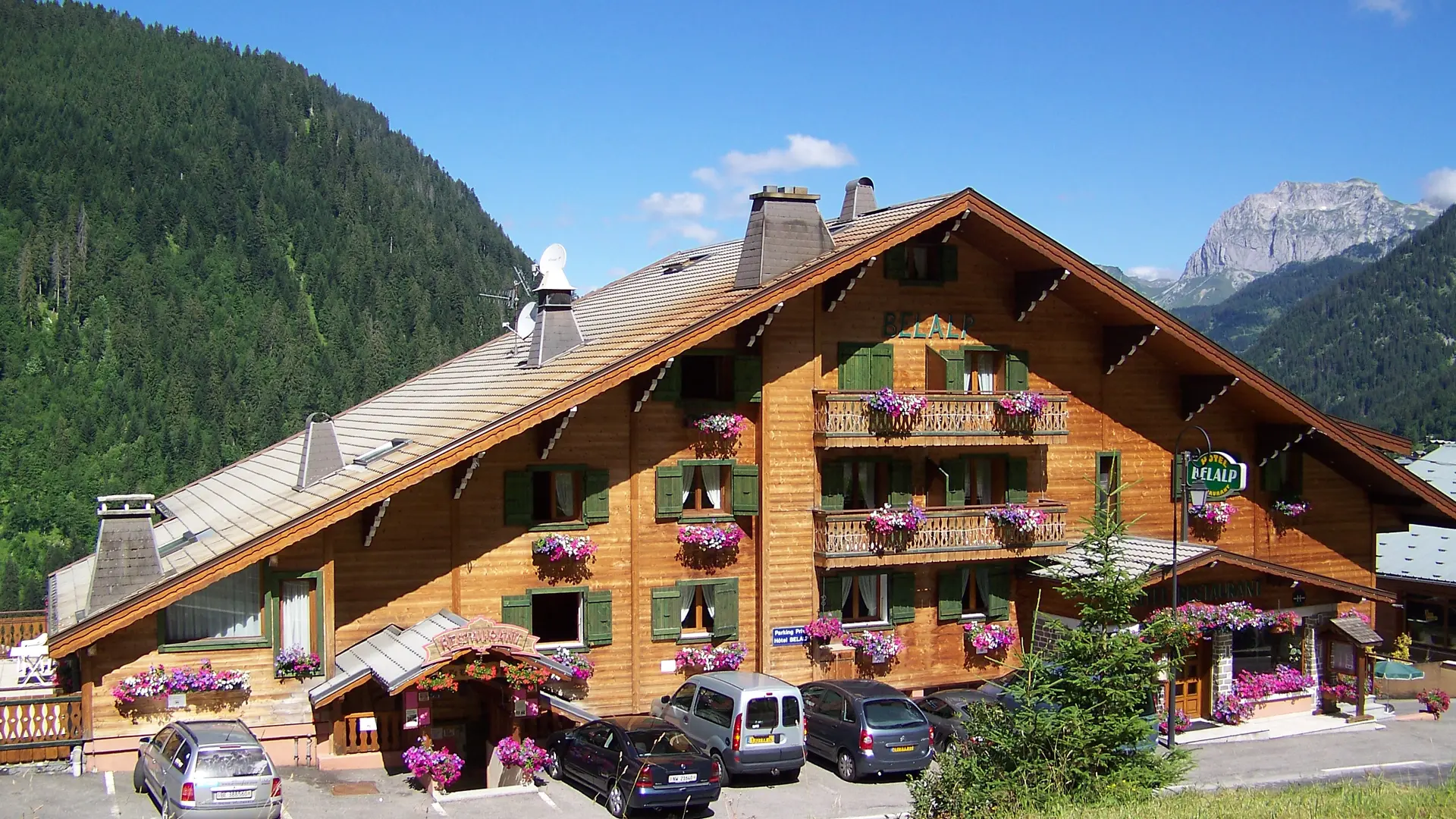 Façade de l'hôtel en été