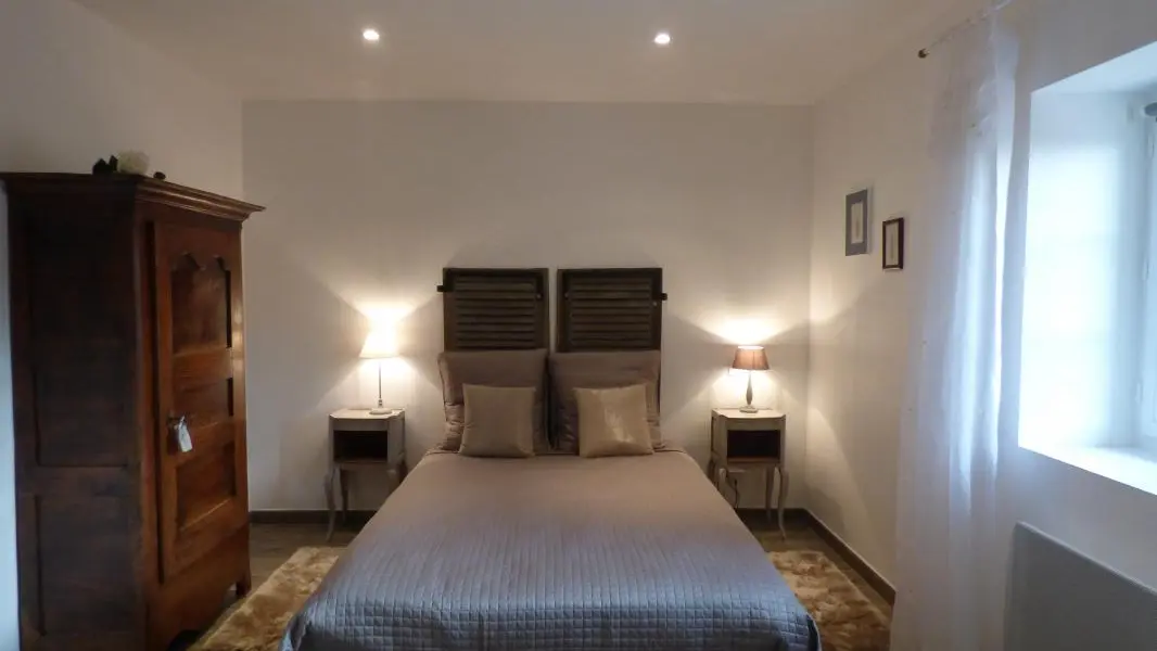 Jolie chambre composée d'un lit double (140).