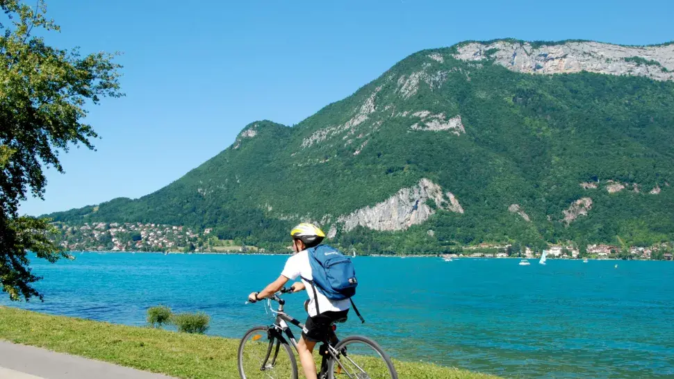 Cycliste sur les rives du lac d'Annecy