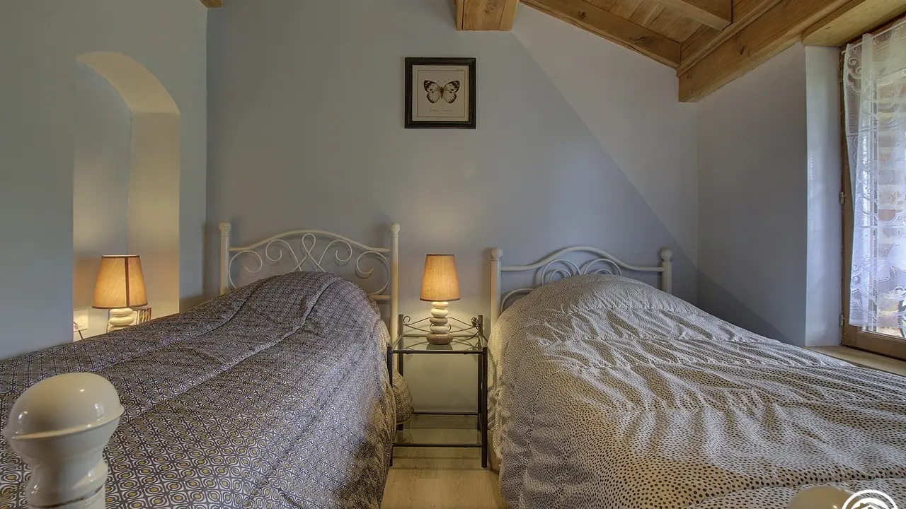 Chambre composée de deux lits simples