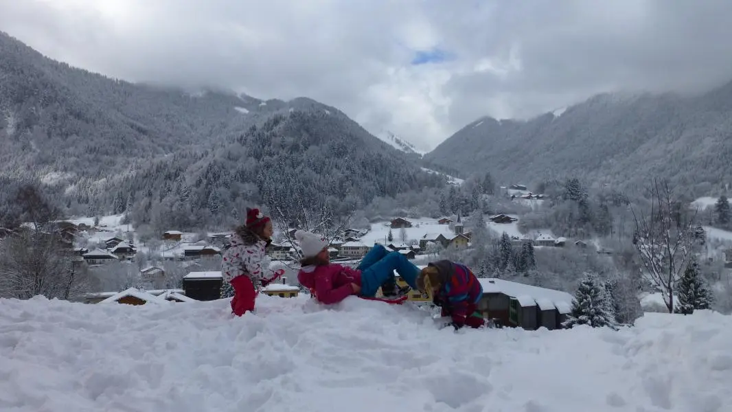 PARTIE DE LUGE DEVANT LE GITE