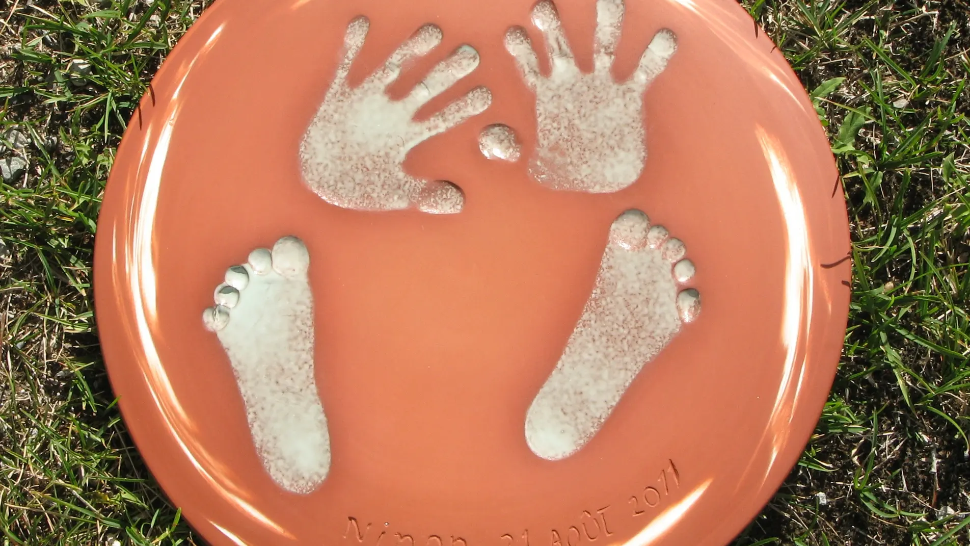 empreintes des pieds et des mains d'un bébé