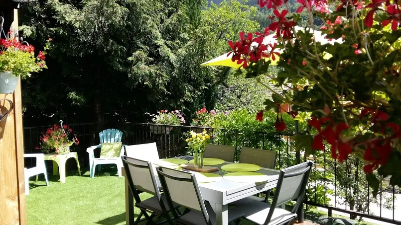 Terrasse du gîte moquette gazon vue sur les montagnes