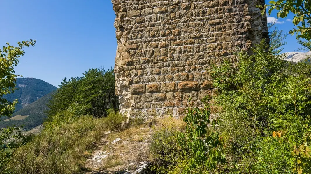 Vestige de la tour de Piégut à Thorame-Basse