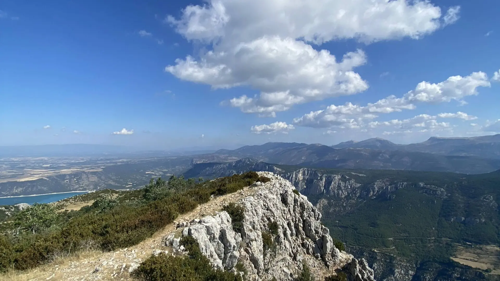 Vue du sommet du grand Margès avec en premier plan les chaînes de montagnes environnantes