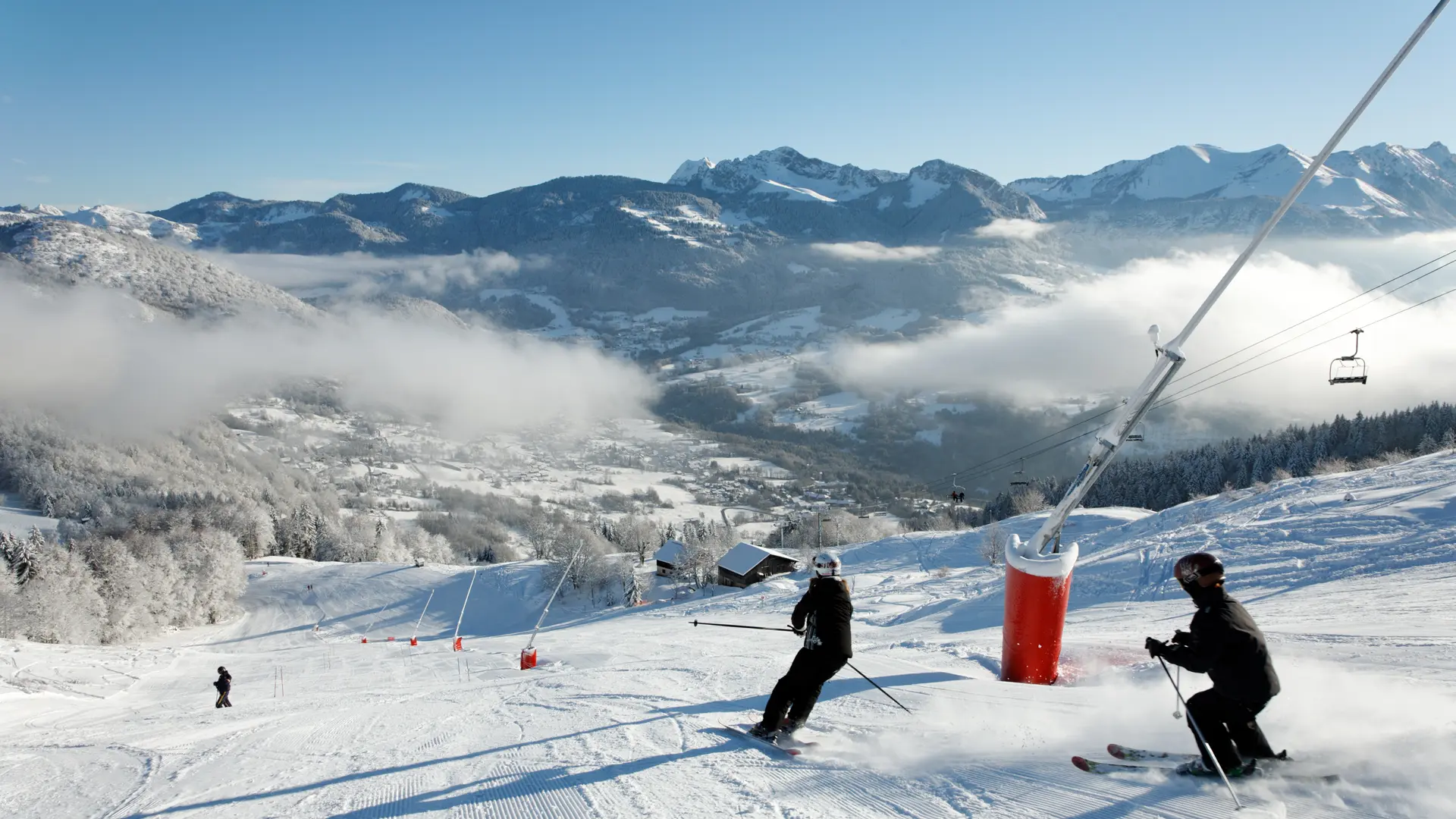 2 skieurs sur la piste rouge Les Verrets - Massif des Brasses