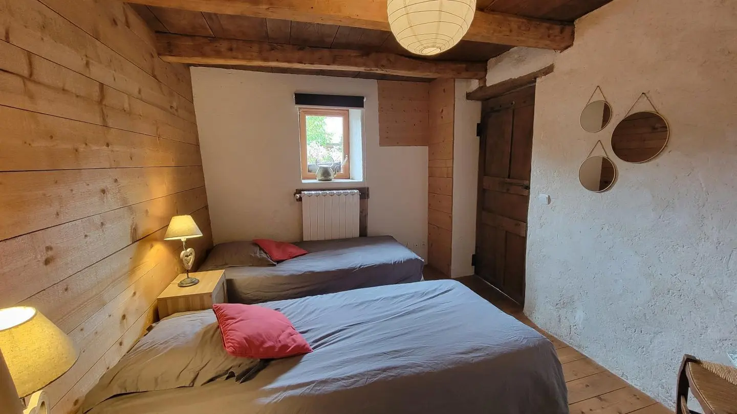 Chambre du rez-de-chaussée, configuration en 2 lits simples ou en double 180