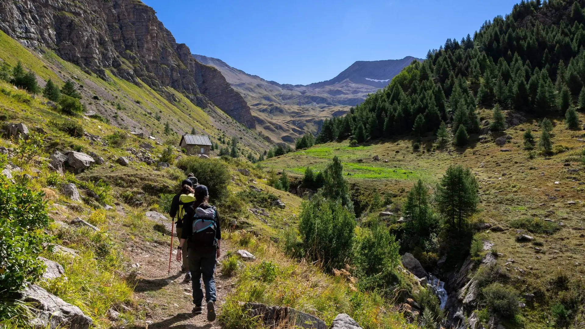 Randonneurs en direction de la cabane du Pré d'Antoni