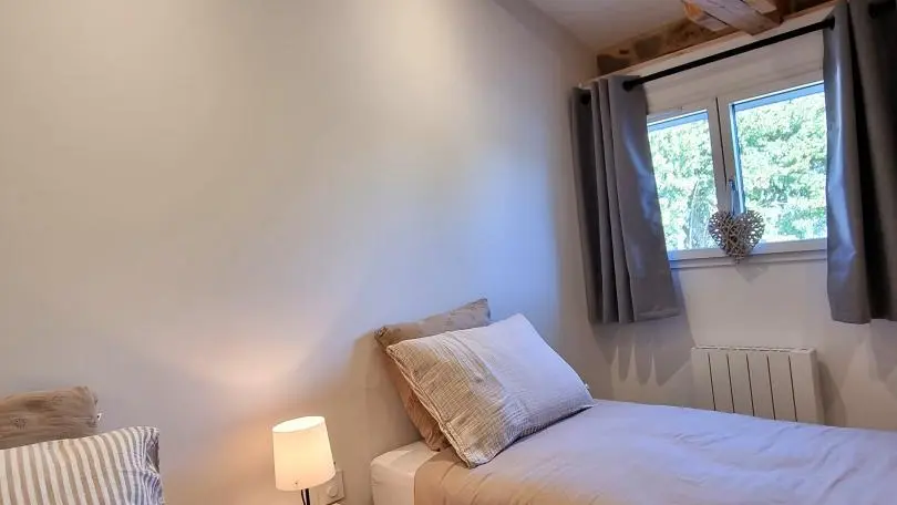 Chambre 2 : deux lits 90x200cm.