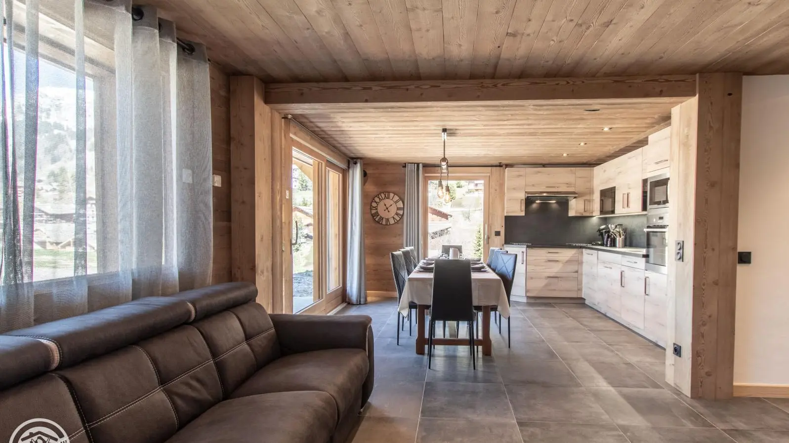 Espace séjour et cuisine ouverte